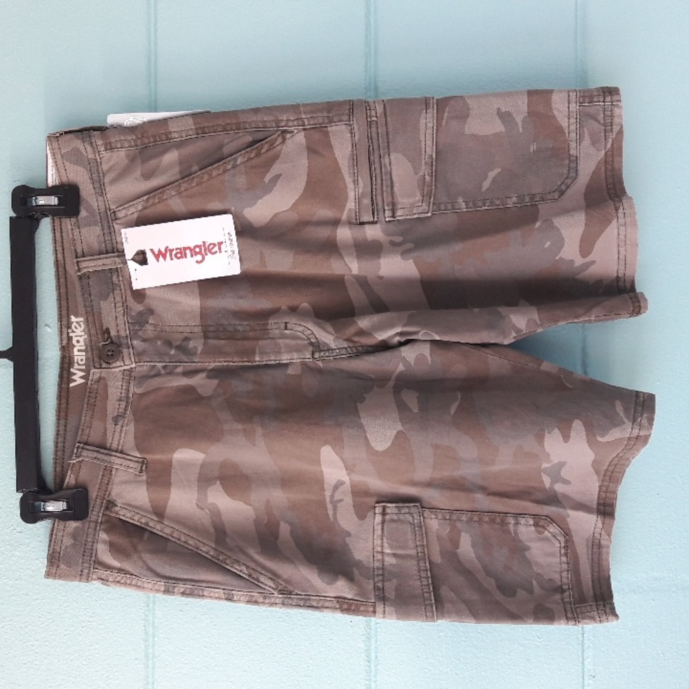 NWT "Wrangler" Men's Camo Cargo Shorts Size 30 Waist